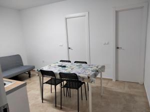 een keuken met een tafel en stoelen in een kamer bij Apartamentos Playa Holidays in Málaga