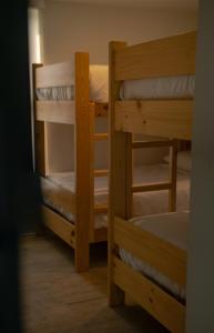 Katil dua tingkat atau katil-katil dua tingkat dalam bilik di Awqa Loft & Camp