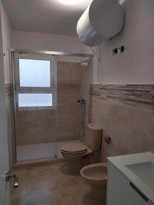 Et badeværelse på Apartamentos Playa Holidays