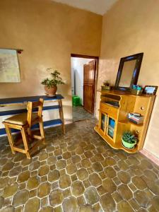 Zimmer mit einem Tisch, einem Stuhl und einem Spiegel in der Unterkunft Les chandelles in Tinghir