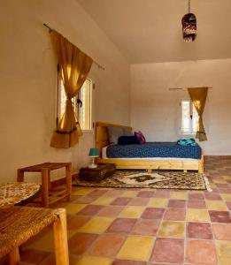 ein Schlafzimmer mit einem Bett in einem Zimmer in der Unterkunft Les chandelles in Tinghir