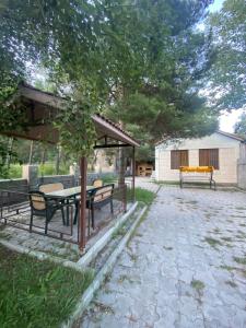 un rifugio per picnic con tavolo e panca di Коттедж на берегу оз. Севан a Sevan