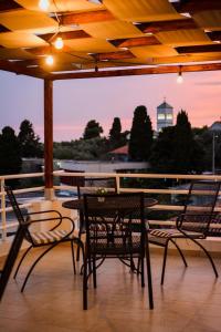 um pátio com cadeiras e uma mesa com vista em Villa Guci em Ulcinj