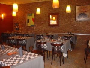Reštaurácia alebo iné gastronomické zariadenie v ubytovaní Hostal Restaurante Arasa + 18 fotografií