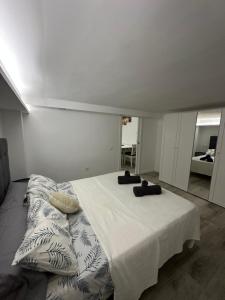 ein Schlafzimmer mit einem großen Bett mit Kissen darauf in der Unterkunft Málaga All-in in Málaga