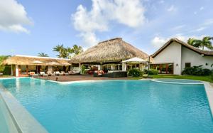 une villa avec une piscine et un complexe dans l'établissement Sunny Vacation Villa No 63, à San Rafael del Yuma