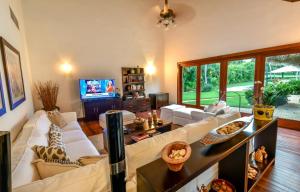 - un salon avec un canapé blanc et une télévision dans l'établissement Sunny Vacation Villa No 63, à San Rafael del Yuma