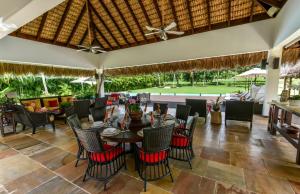 - une salle à manger avec une table et des chaises dans l'établissement Sunny Vacation Villa No 63, à San Rafael del Yuma