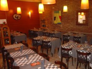 Reštaurácia alebo iné gastronomické zariadenie v ubytovaní Hostal Restaurante Arasa