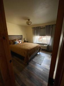 1 dormitorio con cama y ventana en ParkWay Yellowstone Guest House Apartment #3 en Gardiner