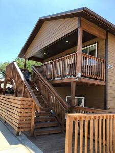 una gran escalera de madera que conduce a una casa en ParkWay Yellowstone Guest House Apartment #3 en Gardiner