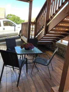 un patio con mesa y sillas en una terraza en ParkWay Yellowstone Guest House Apartment #3 en Gardiner
