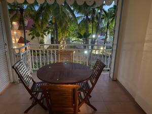 Un balcon sau o terasă la Magnifique Studio Appartement Sainte-Anne