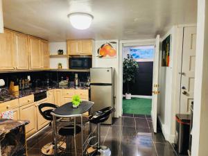 eine Küche mit einem Tisch und einem Kühlschrank in der Unterkunft Private Basement Suite in Central Moncton in Moncton