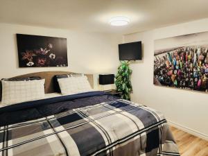 Ένα ή περισσότερα κρεβάτια σε δωμάτιο στο Private Basement Suite in Central Moncton