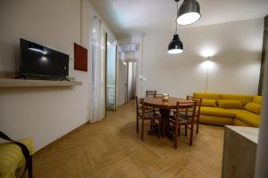 sala de estar con mesa y sofá amarillo en Casa Francesco, en Pizzo