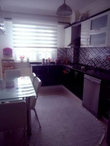 een keuken met een tafel en een tafel en een raam bij Ultra lüks eşyalı kiralık daire in Of