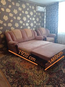 ein Wohnzimmer mit einem Bett und einem Sofa in der Unterkunft Modern Beach Apartment in Constanţa