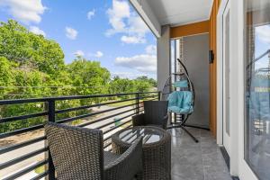 einen Balkon mit Stühlen und einem Tisch mit Aussicht in der Unterkunft Villa De Briley in Houston