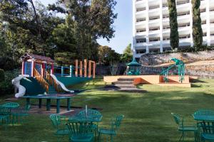 um parque infantil com mesas e cadeiras num parque em Aristos Mirador Cuernavaca em Cuernavaca