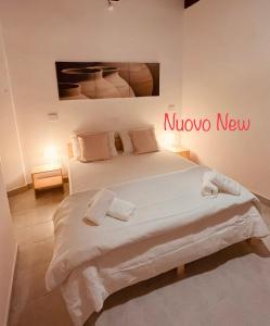 1 dormitorio con 1 cama grande y un cartel nuevo en la pared en Casa in Umbria - nella Valle del Menotre vicino Rasiglia, Foligno, Assisi,Perugia, en Foligno