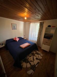 - une chambre avec un lit doté d'une couverture bleue et d'une fenêtre dans l'établissement Hostal waiwen, à Matanzas