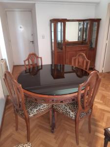 uma mesa de jantar com 2 cadeiras e um espelho em Abasto Lindo Dpto 2 Amb c Cocina Mantenemos Precio em Buenos Aires