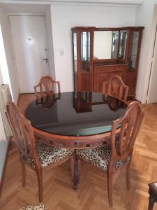 a dining room table with two chairs and a mirror at Abasto Lindo Dpto 2 Amb c Cocina Mantenemos Precio in Buenos Aires