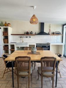a kitchen with a wooden table and chairs at CALA PIPA in Poblenou del Delta
