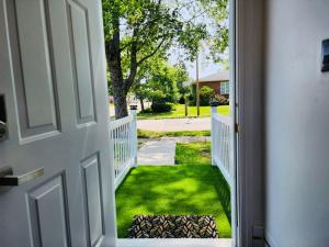 una porta che conduce a un cortile con erba di Private Basement Suite in Central Moncton a Moncton