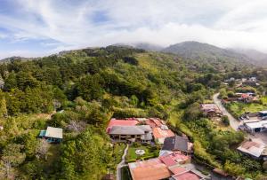 蒙特韋爾德哥斯達黎加的住宿－卡薩斯德爾特洛酒店，享有山脉村庄的空中景致