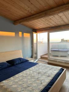 a bedroom with a bed and a view of a balcony at B&B Casa CamiLory in San Lucido