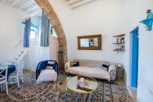 un salon avec un canapé et une table dans l'établissement SUN PETRADI Tradition & Luxury, à Koskinou