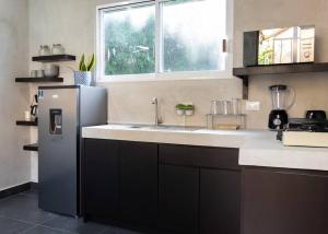 a kitchen with a refrigerator and a sink at Departamento amplio, privado y completo in Valladolid