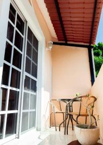 un balcon avec une table, des chaises et une fenêtre dans l'établissement Departamento amplio, privado y completo, à Valladolid