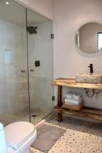 カンクンにあるLua Boutique Studiosのシャワーとトイレ付きのバスルーム