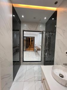 La salle de bains est pourvue d'un lavabo et d'un miroir. dans l'établissement Villa de luxe sans vis-à-vis à 2 min de la plage, à Djerba