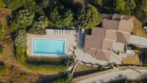 vista aerea di una casa con piscina di Villa Alba Sul Mare a Budoni