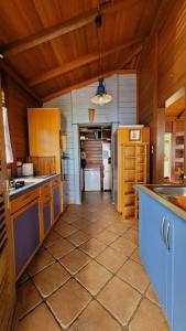 eine große Küche mit Holzwänden und Holzdecken in der Unterkunft VILLA TI'ROUCOU 3 étoiles - vue mer et piscine privée sans vis à vis in Bouillante