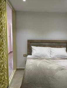 ein Schlafzimmer mit einem Bett und einem großen Spiegel in der Unterkunft بورتو غالب مرينا سيتي in Marsa Alam City