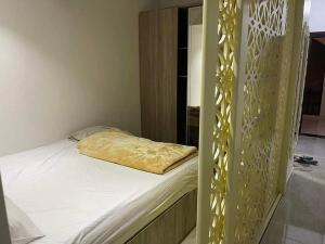 ein Schlafzimmer mit einem Bett und einem Fenster mit Hilfen in der Unterkunft بورتو غالب مرينا سيتي in Marsa Alam City