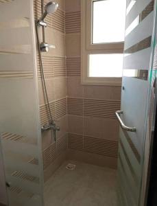 ein Bad mit einer Dusche und einer Glastür in der Unterkunft بورتو غالب مرينا سيتي in Marsa Alam City
