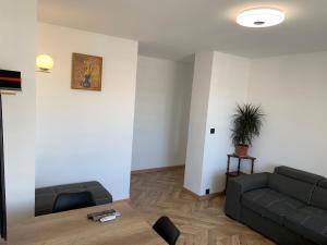 salon z kanapą i stołem w obiekcie St Vélodrome 3 chambres parking 8 couchages neuf w Marsylii