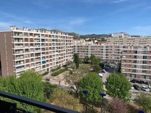 Blick auf eine Stadt mit hohen Gebäuden in der Unterkunft St Vélodrome 3 chambres parking 8 couchages neuf in Marseille