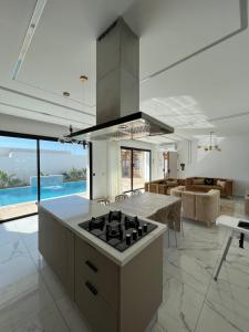 - une cuisine avec une cuisinière dans l'établissement Villa de luxe sans vis-à-vis à 2 min de la plage, à Djerba