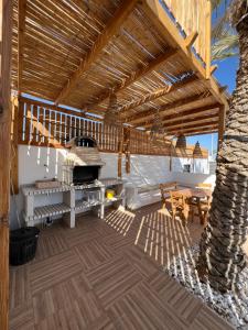 une terrasse avec un four à pizza dans une maison dans l'établissement Villa de luxe sans vis-à-vis à 2 min de la plage, à Djerba
