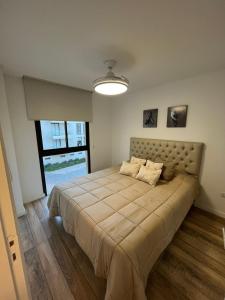 um quarto com uma cama grande num quarto em Carlos Paz-Lake Towers em Villa Carlos Paz