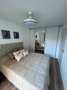 um quarto com uma grande cama branca num quarto em Carlos Paz-Lake Towers em Villa Carlos Paz