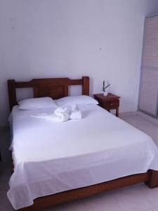 A bed or beds in a room at HOTEL TOURS DONDE EL PAISA, UNA CUADRA de LA PLAYA