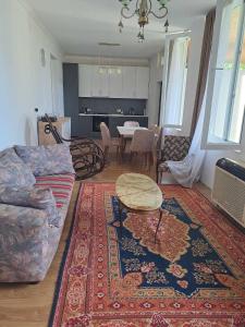 uma sala de estar com um sofá e uma mesa em Tamara's Guest House em Zemo Alvani